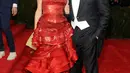Amal dan George Clooney secara resmi muncul sebagai pasangan di Met Gala tahun 2015. George Clooney tampil dengan tuxedo dari Armani, sedangkan Amal tampil cantik dengan kostum yang dirancang oleh John Galliano untuk Maison Margiela. Foto: Vogue.