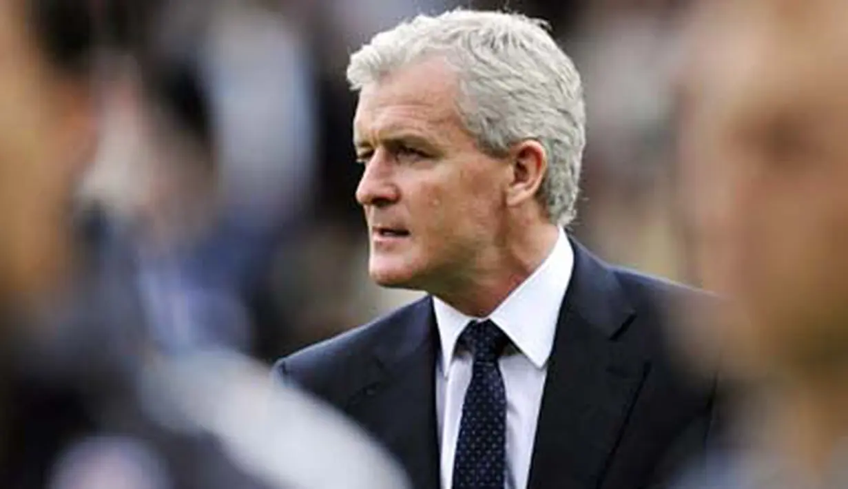 Ekspresi manajer Fulham Mark Hughes sebelum laga lanjutan EPL melawan Blackpool di Craven Cottage, 3 April 2011. AFP PHOTO / GLYN KIRK