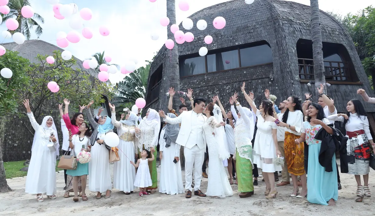 Begitu juga dengan pemilihan hari. Kedua pasangan yang tengah berbahagia ini sengaja memilih hari Rabu lantaran keduanya memiliki kesukaan yang sama dengan hari itu. Bahwa keduanya lahir sama-sama hari Rabu. (Galih W. Satria/Bintang.com)