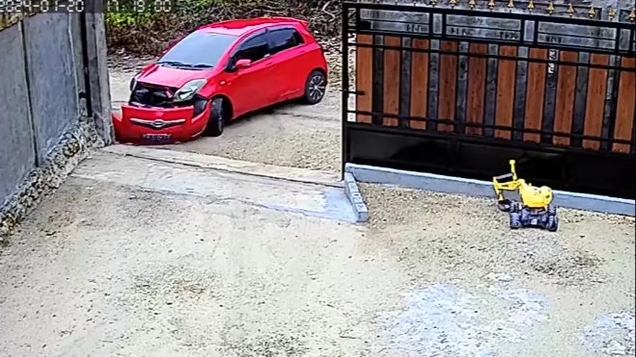 Ibu-Ibu Nyetir Mobil, Senggol Pagar Rumah hingga Bumper Copot
