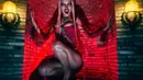 Christina Aguilera tampil nyentrik dengan penampilan yang terinspirasi film Bram Stoker’s Dracula. Dibalut dengan bustier berwarna merah dengan bahan bludru, sarung tangan, dan softlens berwarna putih. Christina tampak memukau dengan kostum halloween-nya. [@xtina].