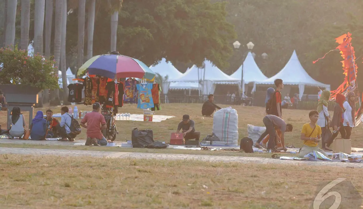 Sebagian pengunjung tak keberatan dengan adanya PKL ini. Tetapi sebagian yang lain menyatakan Monas menjadi kumuh karena banyaknya PKL, Jakarta, Kamis (28/8/2014) (Liputan6.com/Herman Zakharia)