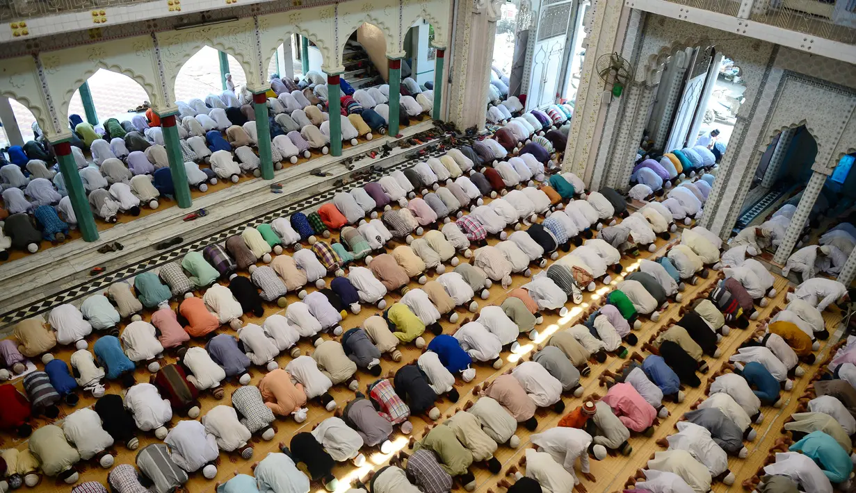 Umat Muslim India melaksanakan Salat Jumat pertama di bulan suci Ramadan di Masjid Vasi Ullah di Allahabad, India, Jumat (2/6). (AFP PHOTO / SANJAY KANOJIA)