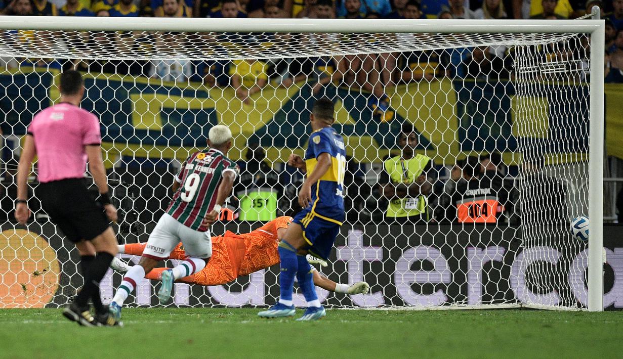 Pemain Fluminense, John Kennedy (kedua kiri) mencetak gol kemenangan timnya ke gawang Boca Juniors pada final Copa Libertadores yang berlangsung di Maracana Stadium , Rio de Janeiro, Brasil, 5 November 2023 WIB. (AFP/Carl De Souza)