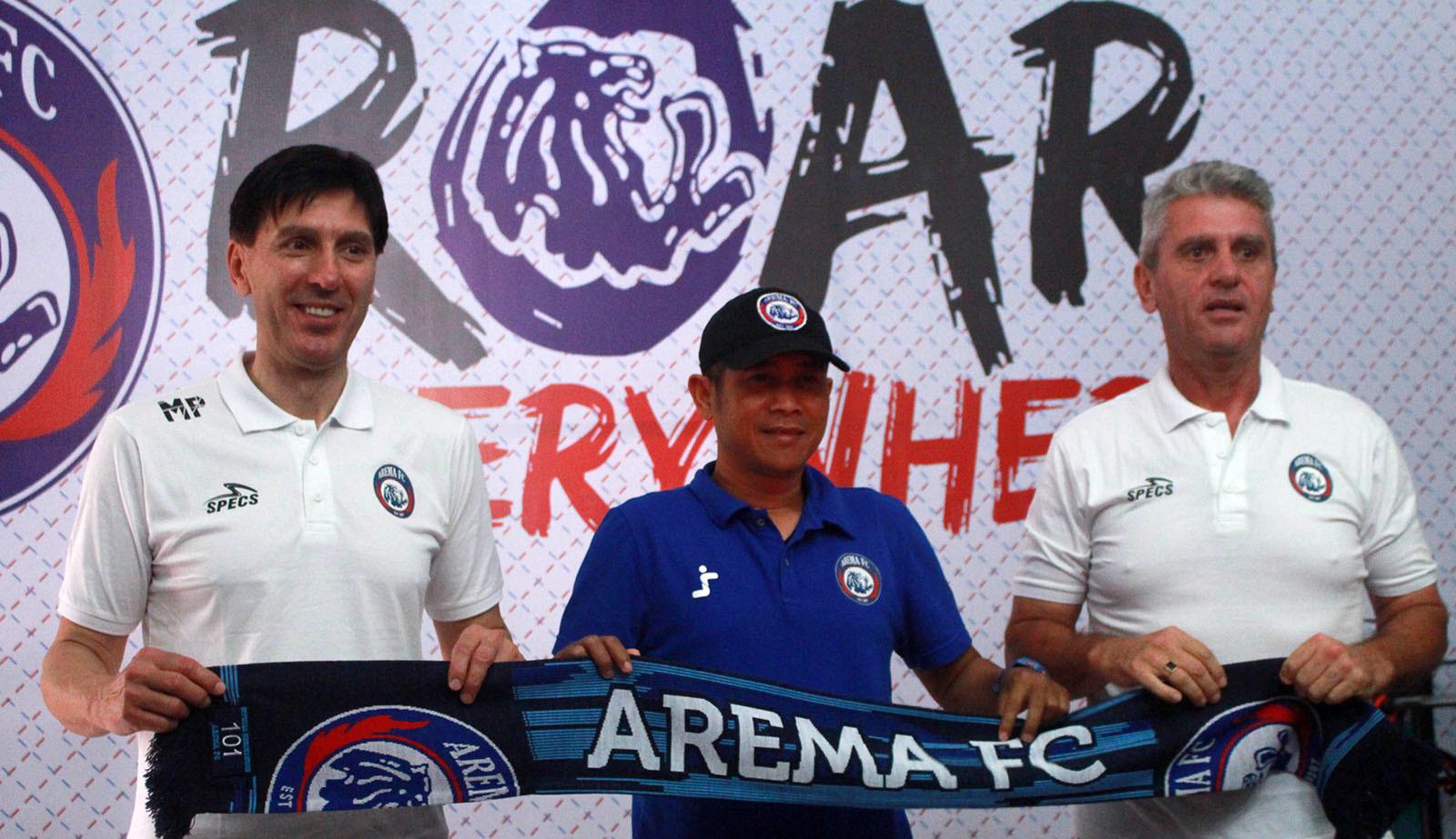 Milan Petrovic (kiri) diperkenalkan bersama pelatih kepala Arema, Joko Susilo, dan pelatih fisik Dusan Momcilovic. (Bola.com/Iwan Setiawan)