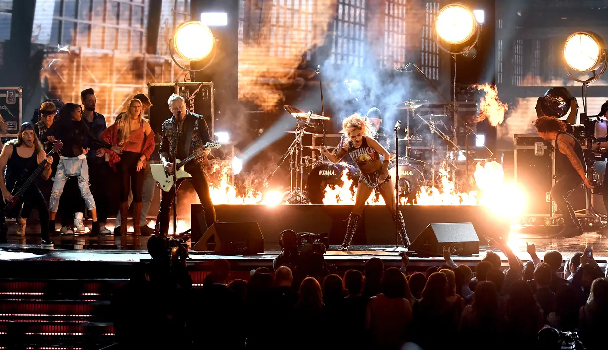 Suasana kolaborasi Metallica dan Lady Gaga Grammy Awards ke-59, Los Angeles (12/2). Metallica dan Lady Gaga membawakan lagu Moth Into Flame dari album terbaru, Hardwired To Self Destruct. (Kevin Winter/Getty Images for NARAS/AFP)