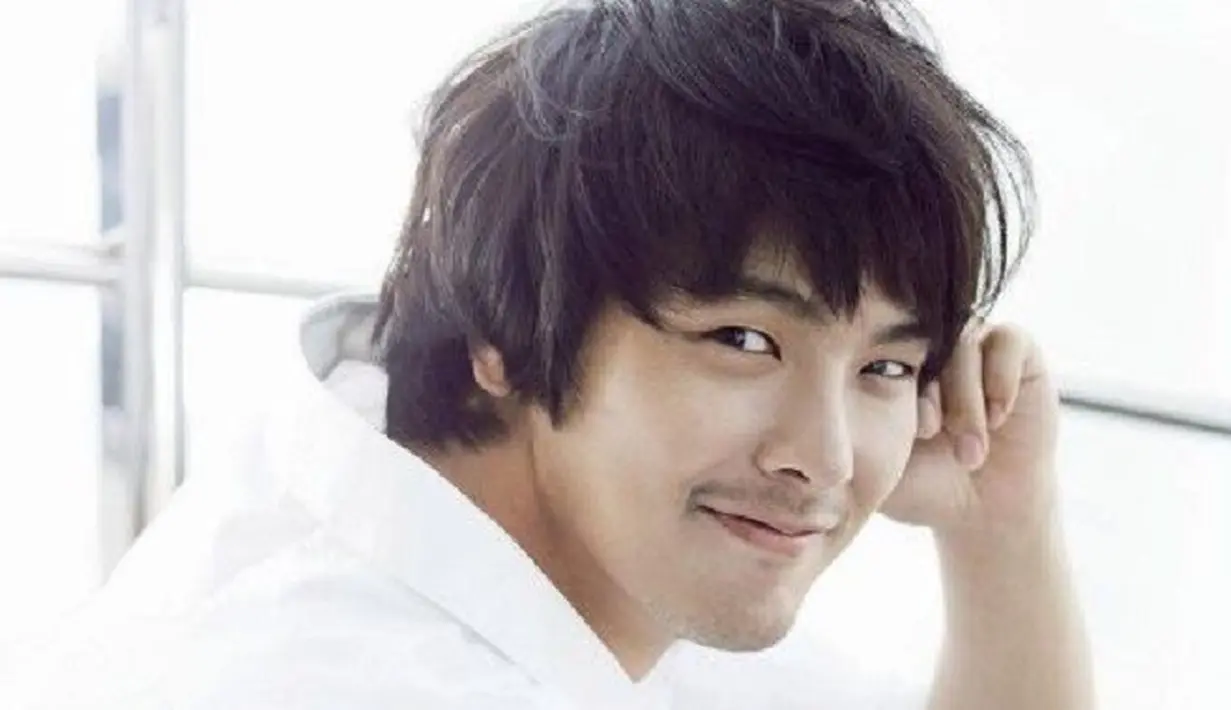 Park Yong Ha ditemukan tewas gantung diri di rumahnya pada tahun 2010 silam. Ia diduga frustasi dan bersalah karena kanker perut yang diderita ayahnya. (Foto: pinterest.com)