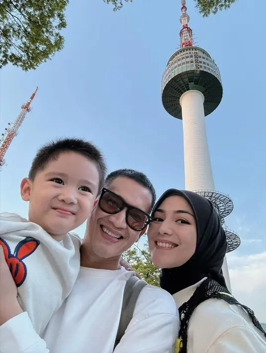 Tak hanya saat liburan saja, namun momen kepulangan ketiganya menuju Indonesia menjadi viral di media sosial. Pasalnya, keluarga artis ini sempat tertangkap kamera Dispacth saat berada di Bandara. (Liputan6.com/IG/@citraciki)