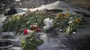 Bunga-bunga yang sengaja diletakkan warga Ukraina yang turut berduka di atas puing Pesawat MH17 Malaysia Airlines, Ukraina, Sabtu (19/07/2014) (REUTERS/Maxim Zmeyev)