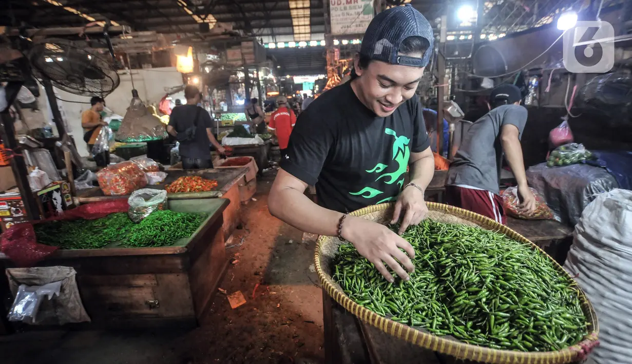 Pedagang merapikan cabai rawit yang dijual di Pasar Induk Kramat Jati, Jakarta Timur, Kamis (2/6/2022). Menurut pedagang, kenaikan harga cabai disebabkan oleh menurunnya pasokan akibat musim hujan di daerah pemasok. (merdeka.com/Iqbal S Nugroho)
