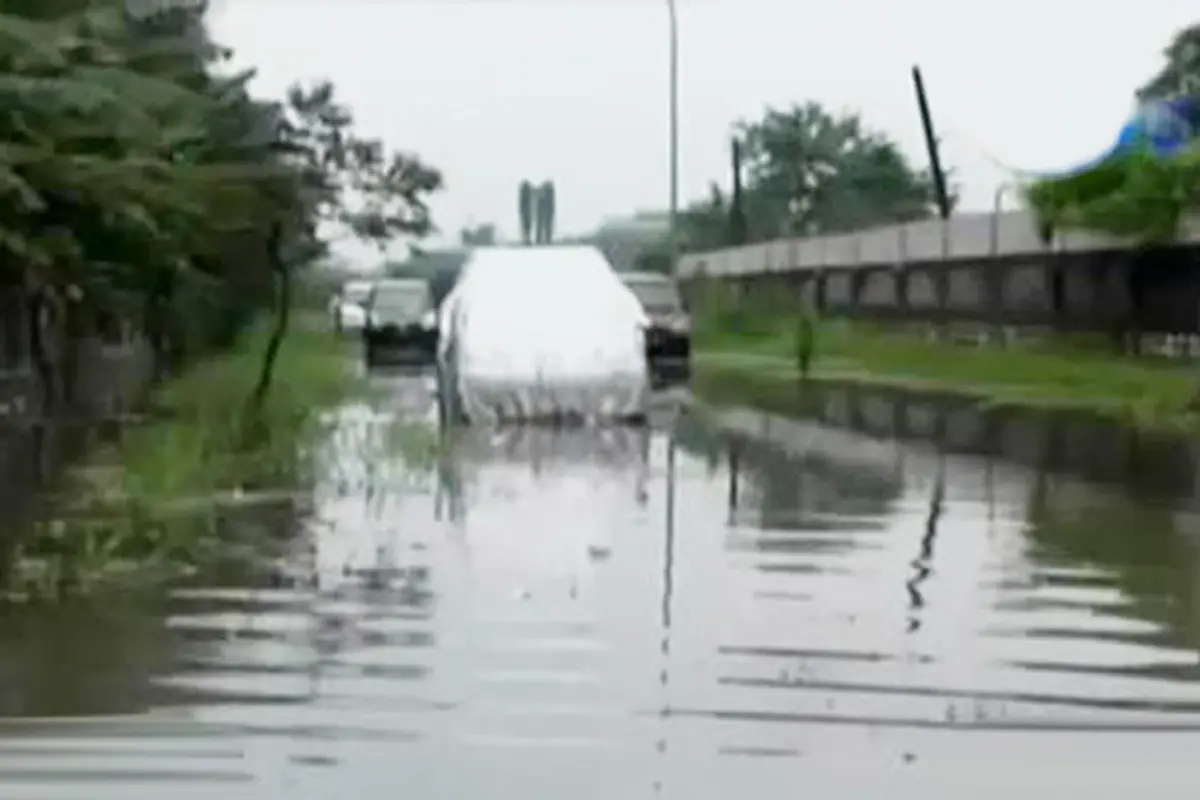 VIDEO: Banjir Rendam Mobil Penghuni Rusun Tipar Cakung