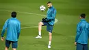 Pemain Real Madrid, Karim Benzema (tengah) mengendalikan bola saat sesi latihan di Stadion Parc des Princes, Paris, Prancis, Senin (5/3). Real Madrid akan menghadapi Paris Saint Germain (PSG) pada leg kedua babak 16 besar Liga Champions. (FRANCK FIFE/AFP)