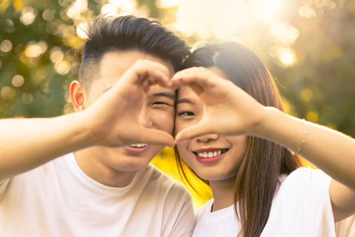 couple romantis bahagia