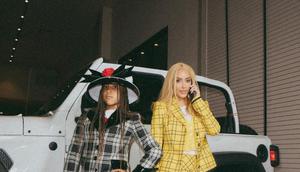 Kim Kardashian dan putrinya North West membawanya kembali ke tahun 90-an ketika keduanya berdandan seperti Cher dan Dionne dari "Clueless." [@kimkardashian]