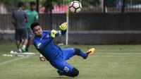 Kiper Timnas Indonesia, Kartika Ajie, menepis bola saat latihan di Lapangan ABC Senayan, Jakarta, Senin (15/1/2018). Pemusatan latihan ini dilakukan jelang Asian Games 2018. (Bola.com/Vitalis Yogi Trisna)