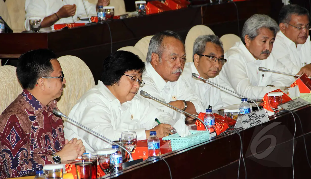 Menteri LHK, Siti Nurbaya dan Menteri PU-Pera, Basuki Hadimuljono mengikuti rapat dengan Komisi V DPR-RI di Jakarta, Selasa (31/3). Rapat tersebut diantaranya membahas rencana pemerintah mengajukan RUU Sumber Daya Air. (Liputan6.com/Helmi Afandi)