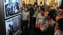 Kapolri Jenderal Sutarman berkeliling untuk melihat karya foto yang dipamerkan di Mall Casablanca, Jakarta, Kamis (6/11/2014)(Liputan6.com/Johan Tallo)