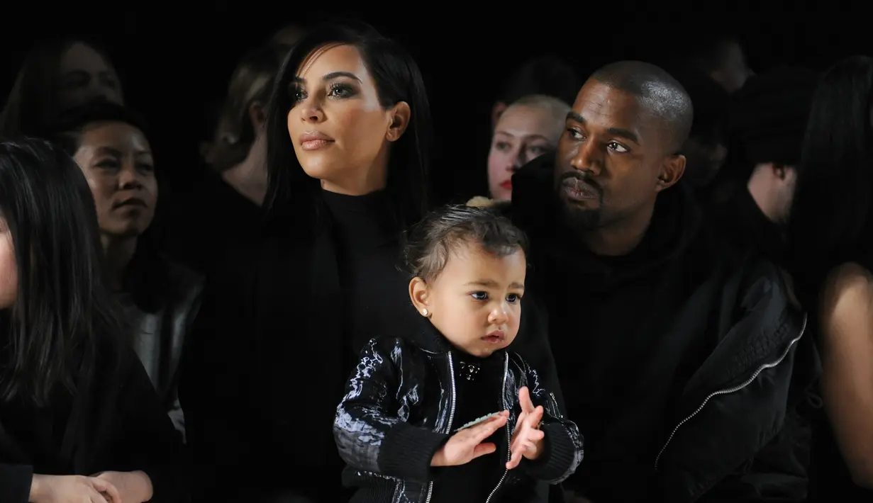 Sifat Kim yang pada awalnya romantis, dan penuh kasih sayang terhadap putri sulungnya, North West, kini tinggal kenangan. Rupanya, Kim menjadi ibu yang pilih kasih pada North West. (AFP/Bintang.com)