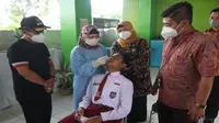 Seorang siswa SD di Kota Malang menjalani tes swab antigen di sekolah demi mencegah penyebaran Covid-19 (Humas Pemkot Malang)