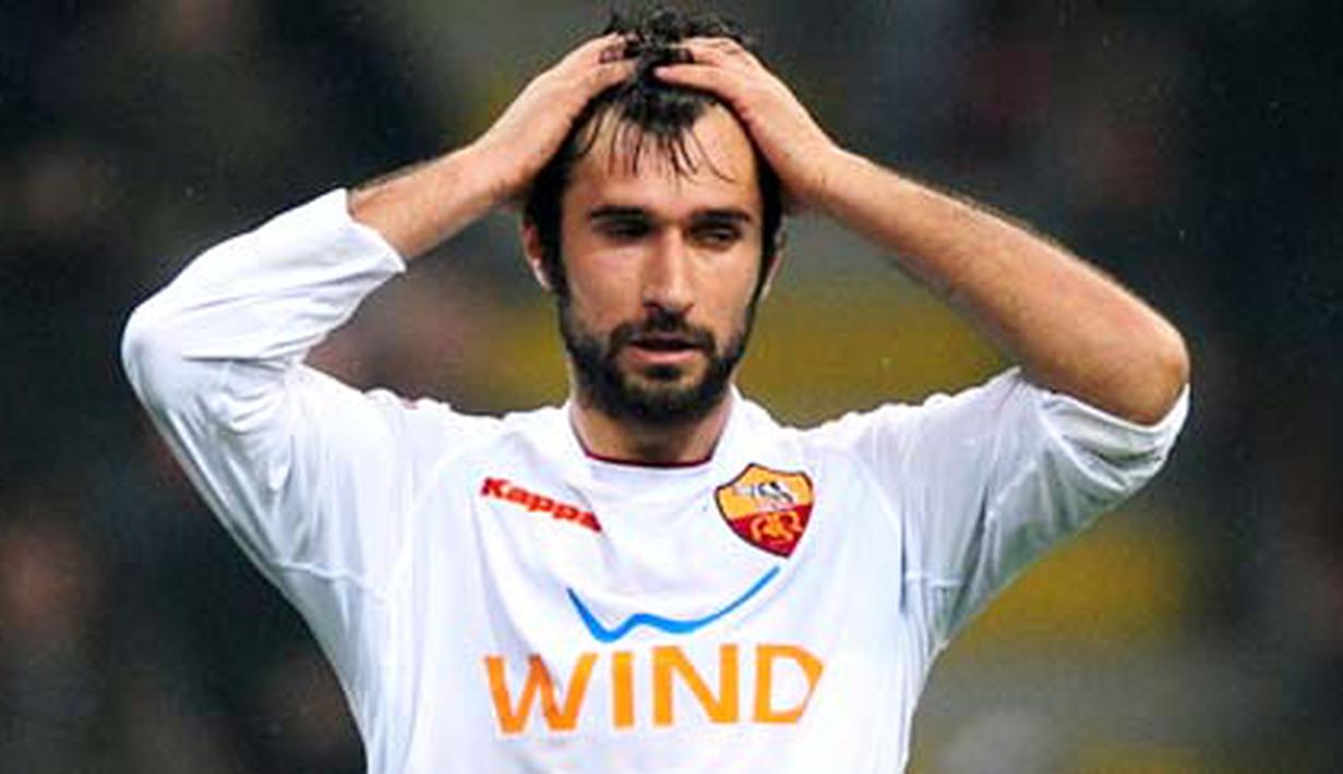 Reaksi striker AS Roma, Mirko Vucinic seusai kegagalannya mencetak gol di laga Serie A melawan Inter Milan di San Siro Stadium, 1 Maret 2009. AFP PHOTO / GIUSEPPE CACACE 