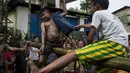 Seorang anak terpukul bantal saat mengikuti Perang Bantal di Yangon, Rabu (4/1). Acara tersebut digelar dalam rangka HUT Kemerdekaan Myanmar ke-69. (AFP PHOTO / YE AUNG THU)