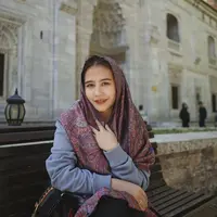 Dalam akun Instagramnya, Prilly Latuconsina nampak sedang berlibur ke Turki. Ia pun mengunggah potret dirinya mengenakan pashmina. @prillylatuconsina96