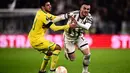 Gelandang Juventus Filip Kostic (kanan) mengepung bek Nantes Fabien Centonze dalam duel leg pertama play-off babak gugur Liga Europa 2022/2023 di Allianz Stadium, Jumat (17/2/2023) dini hari WIB. Tim tuan rumah sempat unggul terlebih dahulu berkat gol Dusan Vlahovic sebelum Nantes menyamakan kedudukan melalui gol Ludovic Blas di babak kedua. (Marco BERTORELLO / AFP)