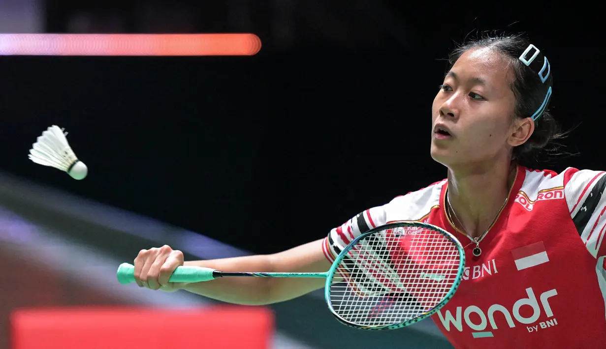Tunggal putri Indonesia Putri Kusuma Wardani melakukan pukulan pengembalian kok ke arah Wang Zhi Yi (China) dalam pertandingan perempat final turnamen bulu tangkis Japan Open 2025 di Tokyo, 18 Juli 2025. (Richard A. Brooks/AFP)