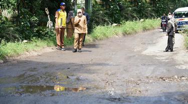 Bupati Banyuwangi Ipuk Fiestiandani tinjau jalan rusak di sejumlah titik di Banyuwangi (Istimewa)