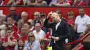 Pelatih Manchester United, Erik ten Hag berdiri selama pertandingan melawan Brighton & Hove Albion pada pekan pembuka Liga Inggris 2022/2023 di stadion Old Trafford di Manchester, Inggris, Minggu (7/8/2022). Pertandingan Ini menjadi kekalahan pada debut pertama Erik ten Hag bersama Manchester United. (AP Photo/Dave Thompson)