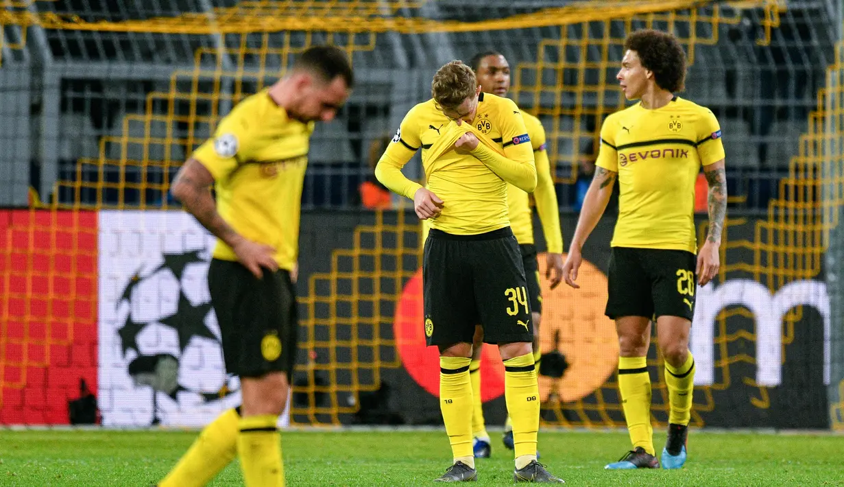 Ekspresi kekecewaan pemain Dortmund pada leg kedua, babak 16 besar Liga Champions yang berlangsung di Stadion Signal Iduna Park, Dortmund, Rabu (6/3). Tottenham Hotspur menang 1-0 atas Dortmund. (AFP/John Macdougall)