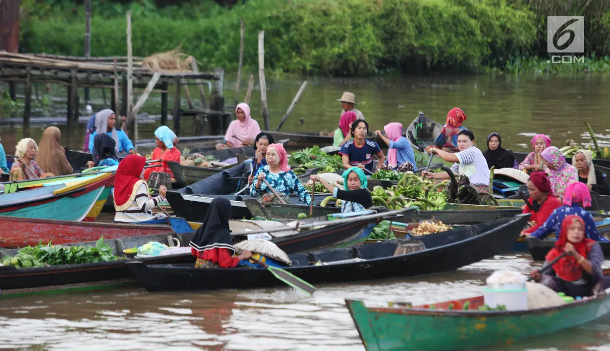 Suasana aktivitas jual beli di Pasar Terapung Lok Baintan, Banjarmasin, Kalimantan Selatan, Selasa (27/3). Pasar Terapung Lok Baintan ini juga sekaligus menjadi salah satu lokasi wisata di Kalimantan Selatan. (Liputan6.com/Immanuel Antonius)