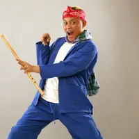 Komedian dan pemeran Sule kembali terlibat dalam layar lebar, Hongkong Kasarung. Dalam film yang akan segera tayang di bioskop itu, ia menggandeng putranya. Tujuannya, bisa menggaet lebih banyak penonton. (Nurwahyunan/Bintang.com)