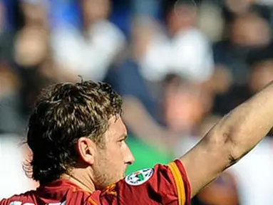 Striker AS Roma, Francesco Totti merespon sambutan dari suporter dalam lanjutan Serie A menghadapi Bologna pada 15 April 2009 di Stadio Olimpico. AFP PHOTO/Tiziana Fabi