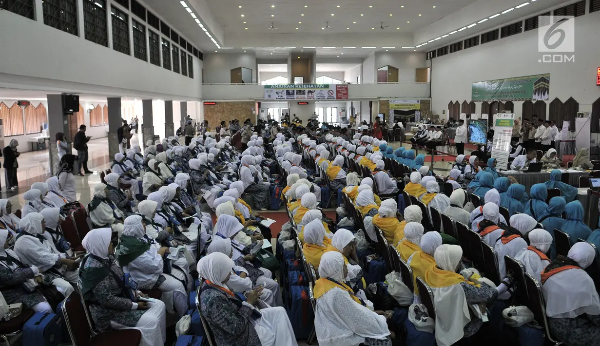 Calon jemaah haji Kloter 1 menunggu proses administrasi dan pemeriksaan kesehatan di Asrama Haji Pondok Gede, Jakarta, Senin (16/7). Kloter 1 Embarkasi Jakarta-Pondok Gede akan diberangkatkan ke Arab Saudi pada Selasa (17/7). (Merdeka.com/Iqbal Nugroho)