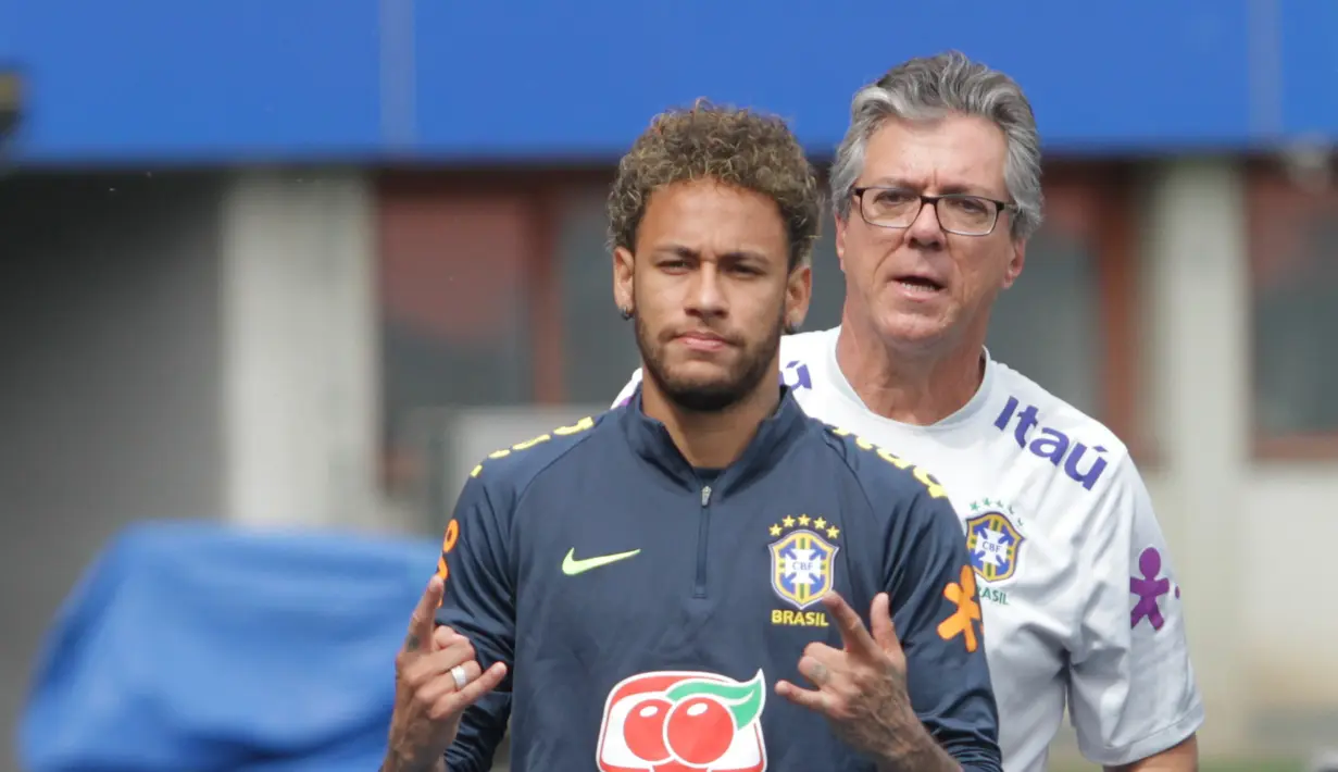 Bintang Brasil, Neymar, tampak rileks saat latihan di Stadion Ernst Happel, Wina, Sabtu (9/6/2018). Latihan ini merupakan persiapan jelang laga ujicoba melawan Austria. (Bola.com/Reza Khomaini)