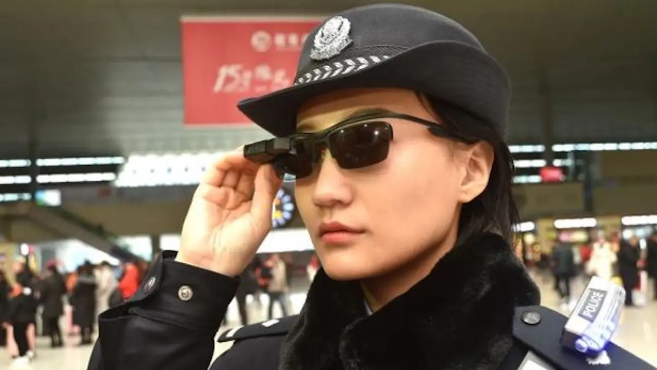 Polisi China Gunakan Kaca Mata Ini, Untuk Melacak Kejahatan