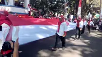 Bendera sepanjang 100 meter dengan lebar empat meter, mampu menutupi jalan Kabupaten di area Lapangan Otista, ALun-alun, Garut, Jawa Barat (Liputan6.com/Jayadi Supriadin)
