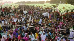 Ratusan ribu tamu undangan memadati acara kawin massal yang dihelat di Surat, India, Minggu (6/12). Menurut kabar untuk 151 pasangan menghabiskan biaya sebesar 50 juta rupe atau Rp 10,3 miliar. (AFP PHOTO)
