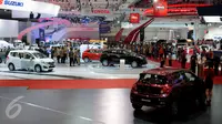 Pengunjung memadati stand pameran mobil Gaikindo Indonesia International Auto Show (GIIAS)  2016 di ICE Serpong, Banten, Kamis (11/8). Tercatat, 22 kendaraan model baru akan diluncurkan. (Liputan6.com/Helmi Fithriansyah)