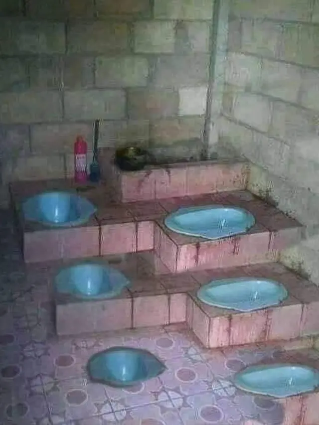 6 Potret WC Buat Bareng-Bareng Ini Nyeleneh Banget, Bikin Tepuk Jidat