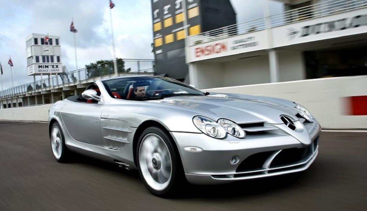 Mercedes-Benz SLR McLaren Roadster menjadi salah satu mobil atap terbuka dengan performa terbuas yang pernah diproduksi perusahaan asal Jerman tersebut. Mobil ini hanya diproduksi oleh Mercedes-Benz sebanyak 500 unit saja di dunia. (Source: classicandsportscar.com)