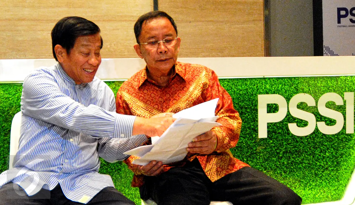 Mantan Ketua Umum PSSI, Agum Gumelar (kiri) didampingi R. Adang Ruchiatna Puradiredja (anggota Dewan Kehormatan PSSI) saat deklarasi pernyataan sikap, di kantor PSSI, Senayan, Jakarta, Kamis (25/6/2015).(Liputan6.com/Yoppy Renato)