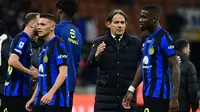 Pelatih Inter Milan, Simone Inzaghi, berhasil membawa timnya meraih kemenangan 2-0 atas Empoli pada laga pekan ke-30 Serie A di Giuseppe Meazza, Selasa (2/4/2024) dini hari WIB. Bagi Inzaghi, itu adalah kemenangan ke-100 dari 150 laga sebagai pelatih Inter. (AFP/Piero CRUCIATTI)
