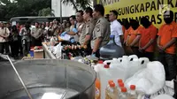 Wakapolri Komjen Pol Syafruddin didampingi jajaran kepolisian memberi keterangan saat menunjukkan barang bukti minuman keras atau miras oplosan di Mapolres Jakarta Selatan, Rabu (11/4). Puluhan orang tewas dalam kasus ini. (Merdeka.com/Iqbal Nugroho)