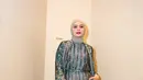Selain dress, Meisya Siregar kenakan setelan blouse dan celana panjang satin bermotif senada. Dipadu dengan outer satin dan hijab lilit yang bikin terlihat lebih modern [@meisya_siregar]
