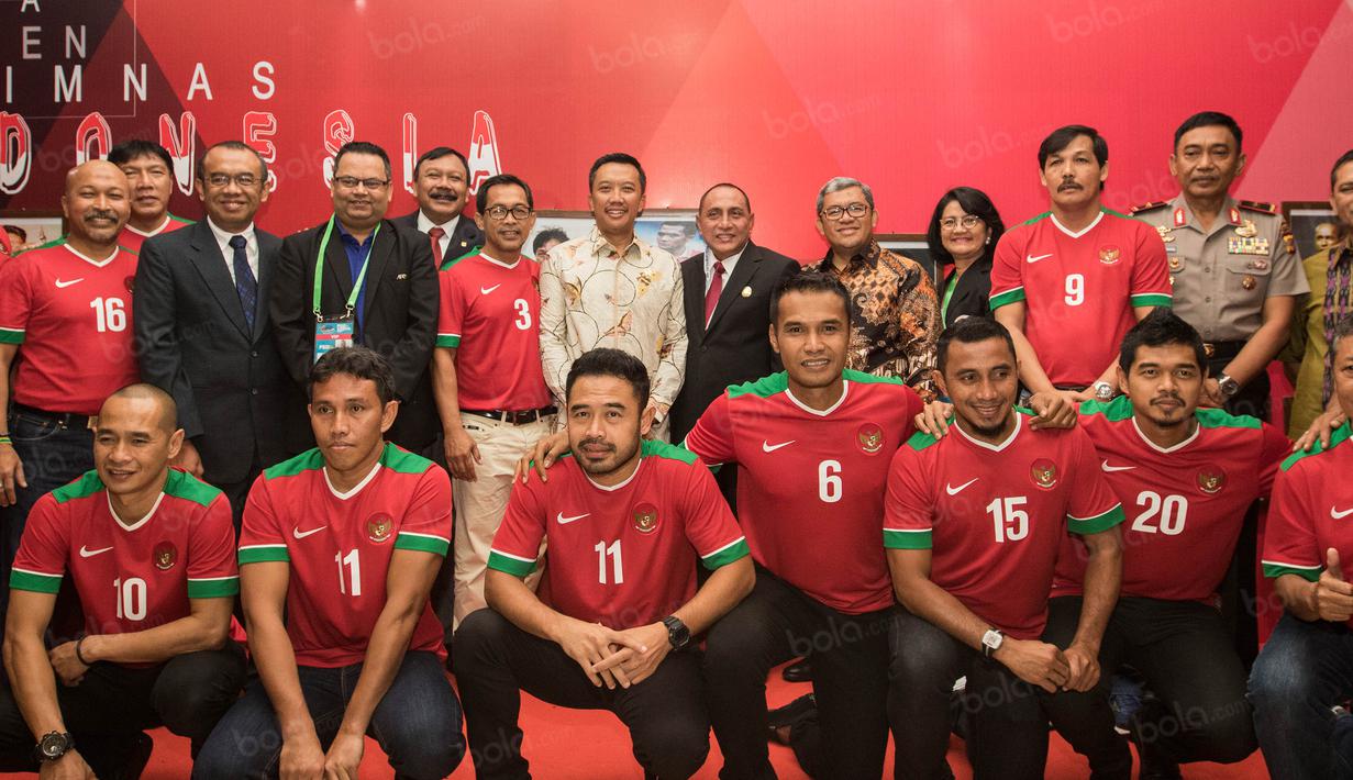 Ketua Umum PSSI, Edy Rahmayadi dan Mepora, Imam Nahrawi, Gubernur Jawa Barat, Ahmad Heryawan berfoto bersama para Legenda  Sepak bola Indonesia pada Kongres Tahunan PSSI 2017 di Bandung, (8/1/2017). (Bola.com/Vitalis Yogi Trisna)