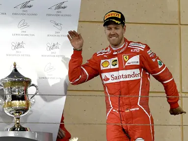 Aksi pebalap Ferrari asal Jerman, Sebastian Vettel diatas panggung usai menjuarai balapan F1 GP Bahrain di Sirkuit Sakhir, Manama, Minggu (16/4/2017). Vettel mengalahkan Lewis Hamilton dan Bostas. (AFP/Andrej Isakovic)