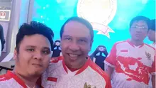 Atlet Hearthstone Indonesia, Jothree (kiri) berpose dengan Menpora, beberapa waktu lalu.  (FOTO / Fb Jothree)
