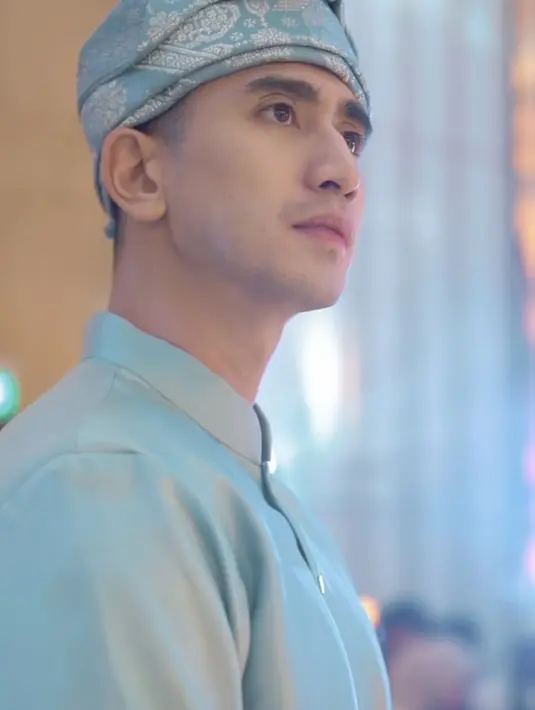<p>Verrell hadir bukan menjadi tamu biasa, ia pun didapuk menjadi groomsmen atau among tamu di resepsi Putri Zulhas dan Zumi Zola. Ia tampak tampil dengan pakaian serba blue sky. [@bramastavrl]</p>